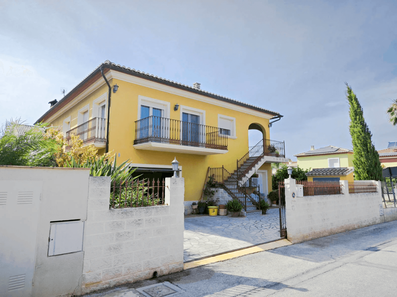Villa de 270 m2 con piscina en venta en Pedreguer, zona residencial a un paso del centro