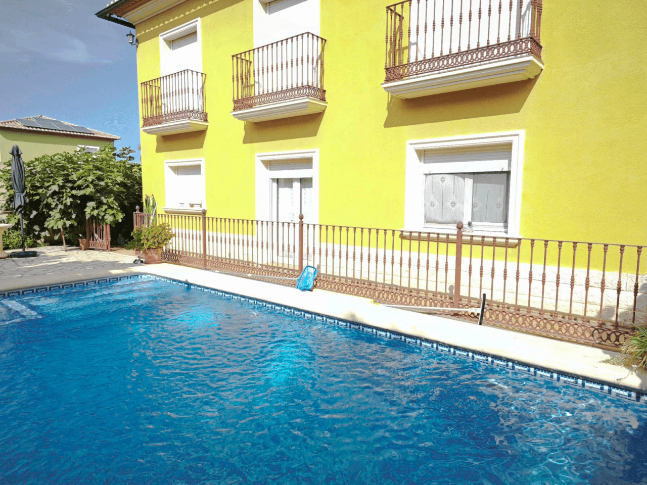 Villa de 270 m2 con piscina en venta en Pedreguer, zona residencial a un paso del centro