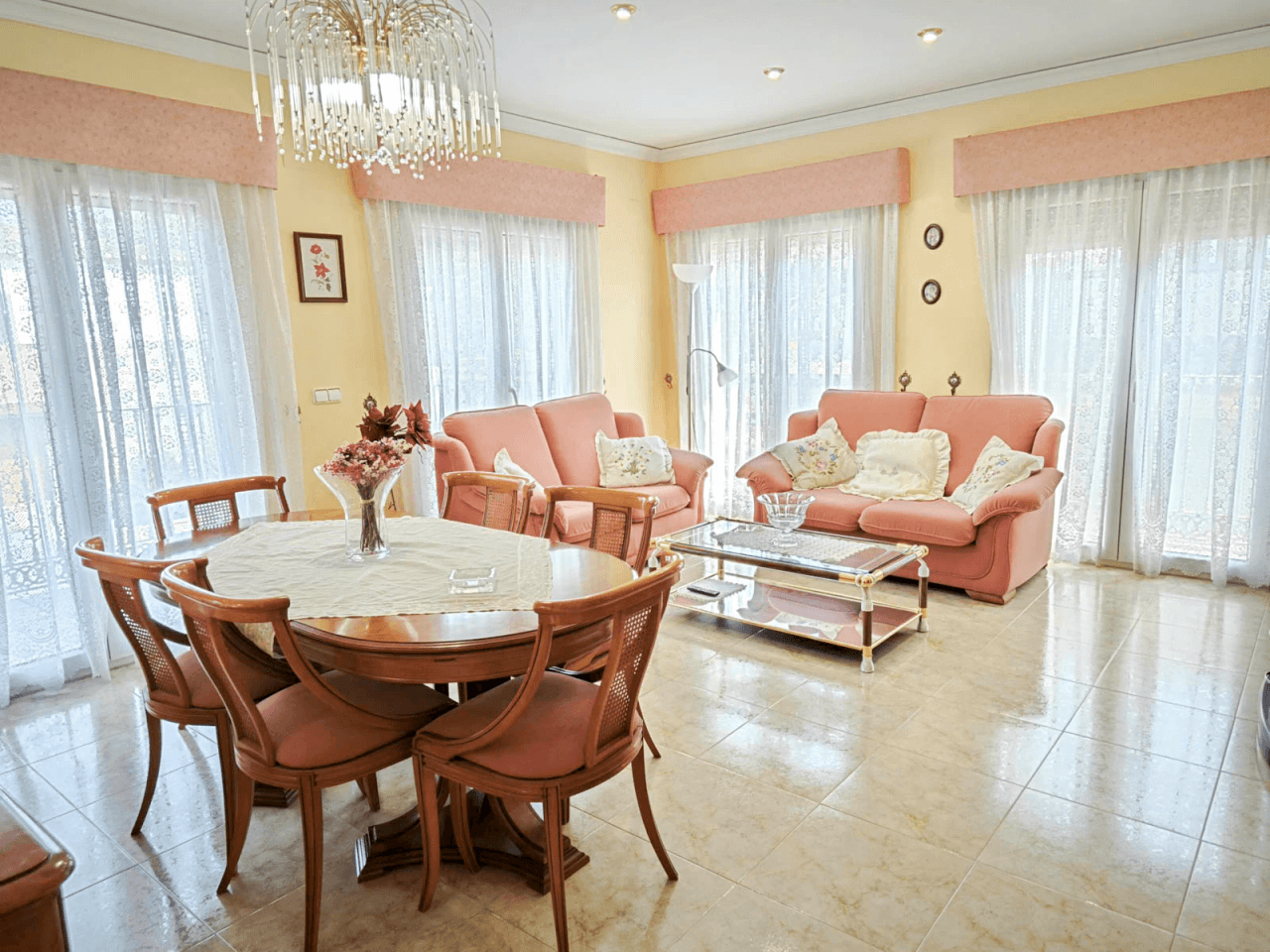 Villa de 270 m2 con piscina en venta en Pedreguer, zona residencial a un paso del centro