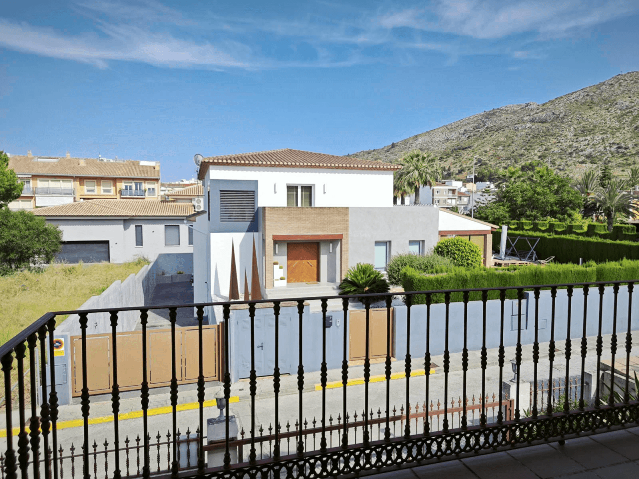 Villa de 270 m2 con piscina en venta en Pedreguer, zona residencial a un paso del centro