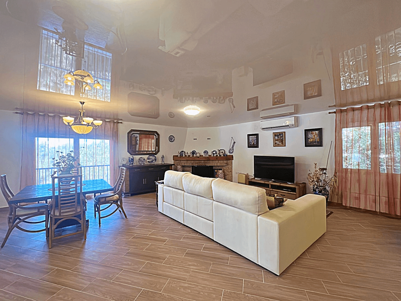Preciosa villa independiente con vista panorámica, hermoso jardín y muchas posibilidades (alquiler o residencia permanente), absolutamente idílico.