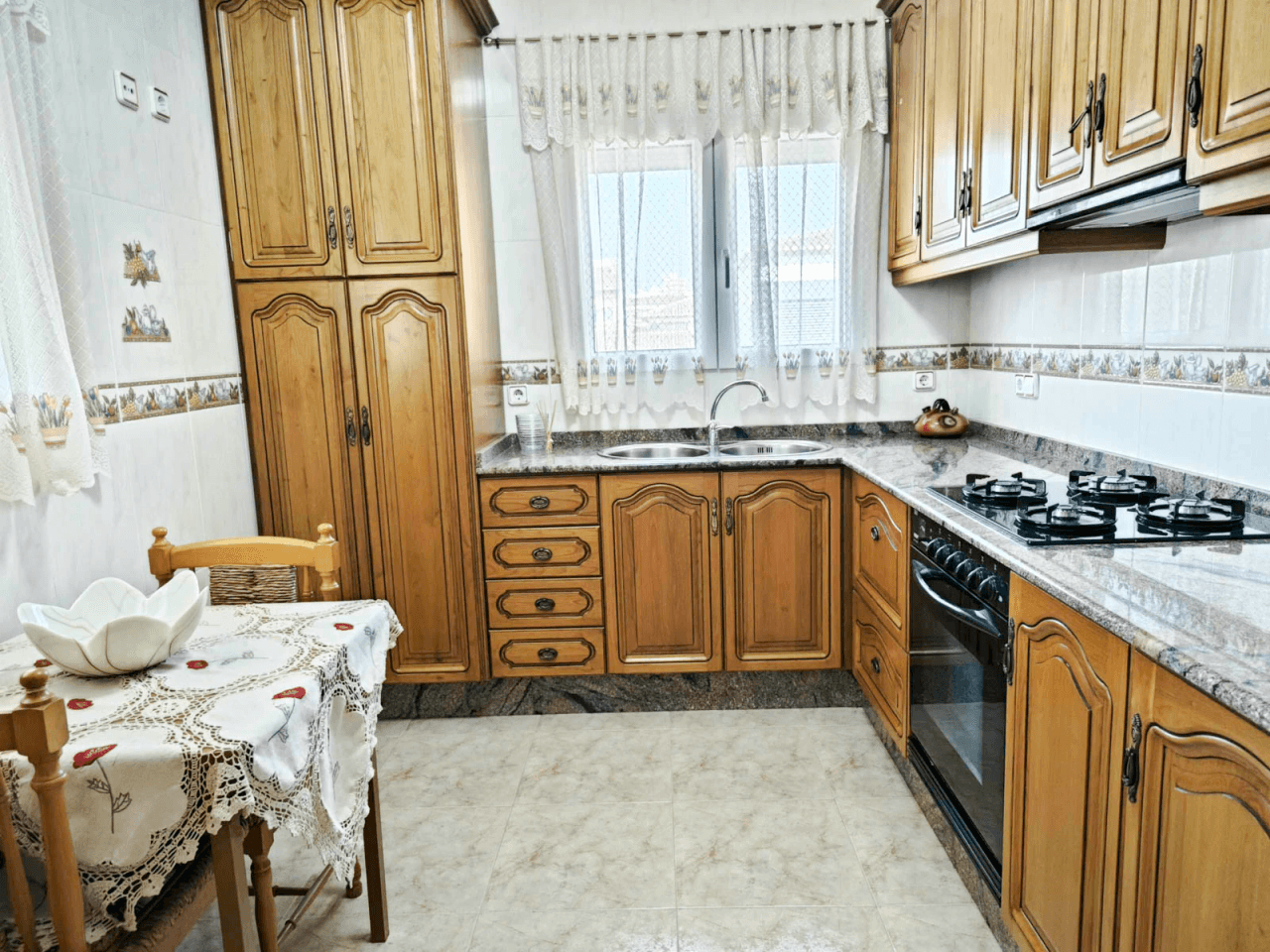 Villa de 270 m2 con piscina en venta en Pedreguer, zona residencial a un paso del centro