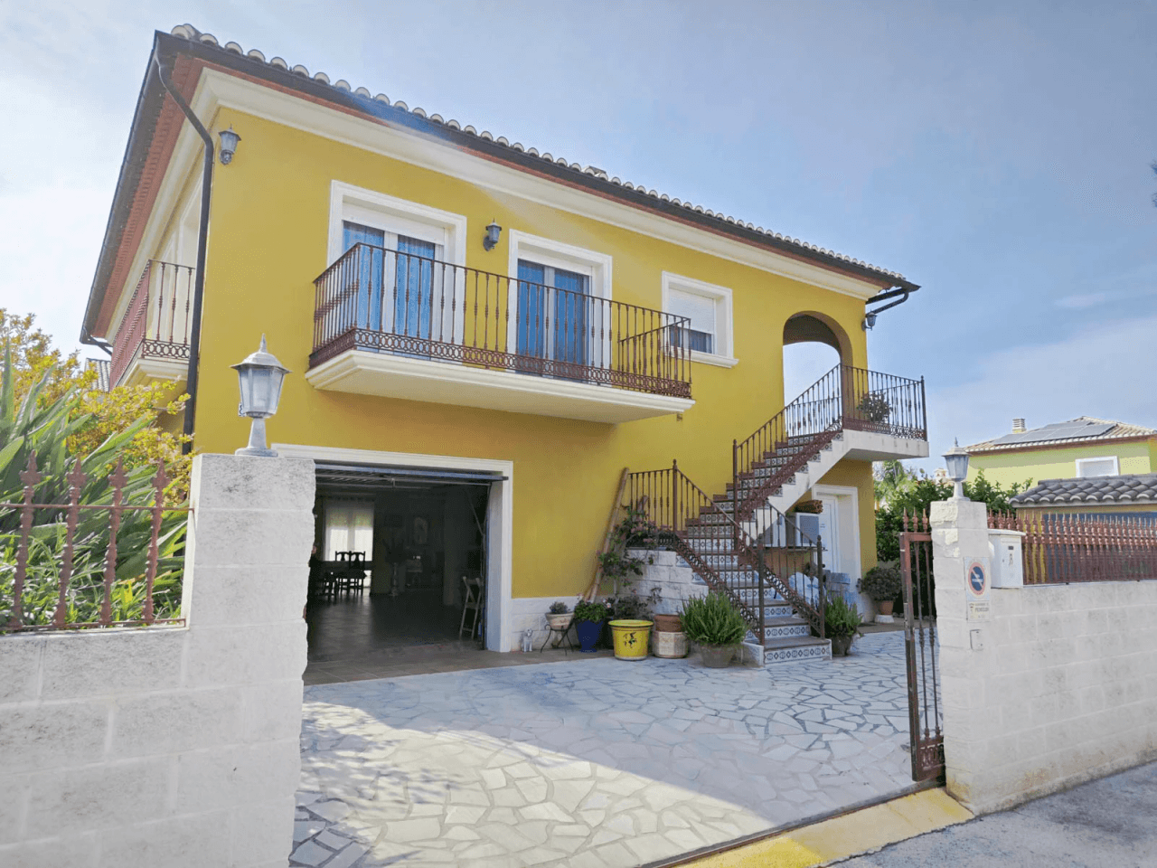 Villa de 270 m2 con piscina en venta en Pedreguer, zona residencial a un paso del centro