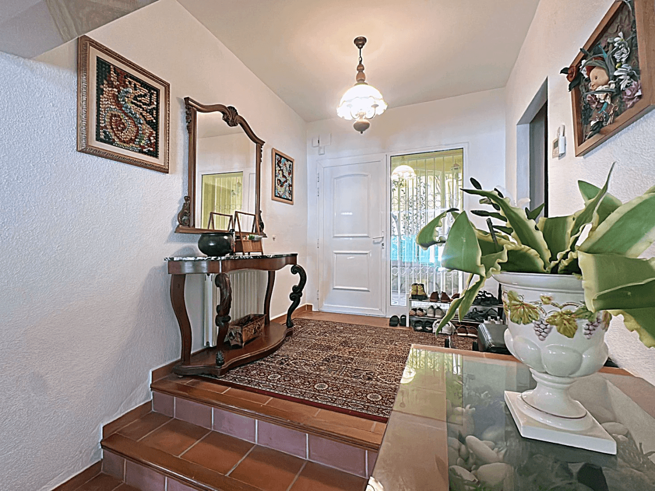 Preciosa villa independiente con vista panorámica, hermoso jardín y muchas posibilidades (alquiler o residencia permanente), absolutamente idílico.