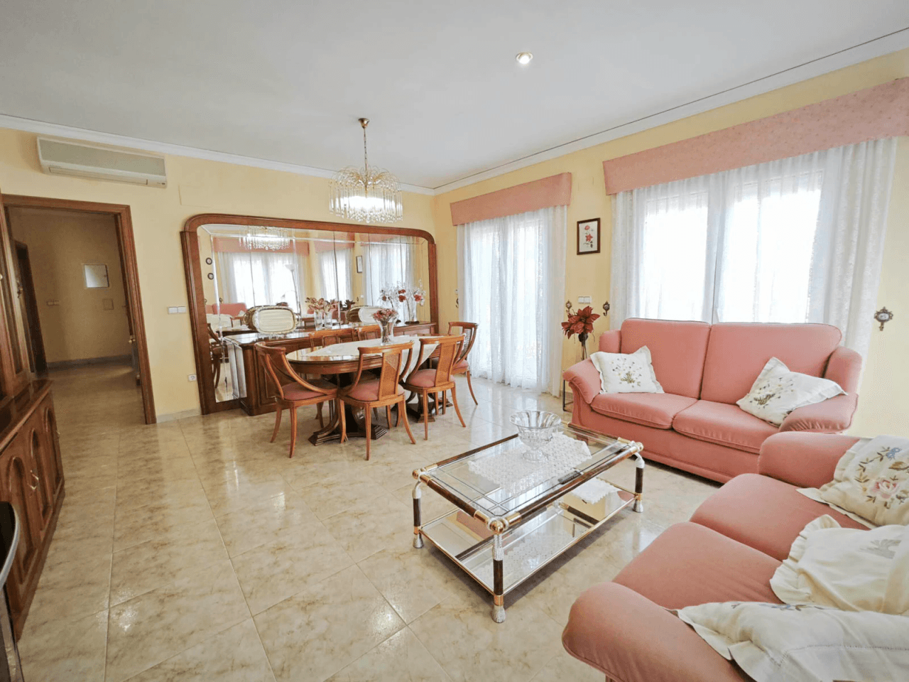 Villa de 270 m2 con piscina en venta en Pedreguer, zona residencial a un paso del centro