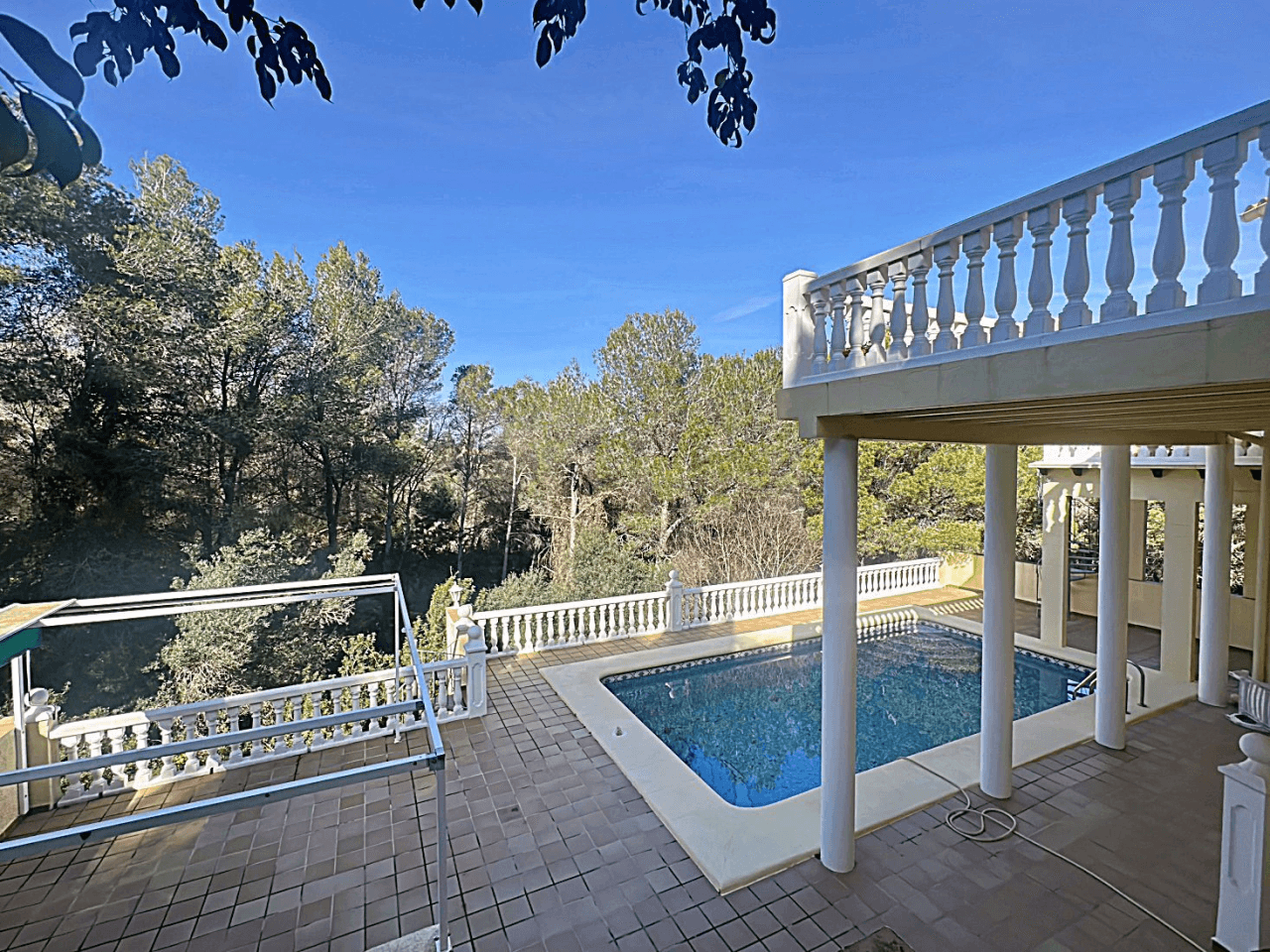 Preciosa villa independiente con vista panorámica, hermoso jardín y muchas posibilidades (alquiler o residencia permanente), absolutamente idílico.