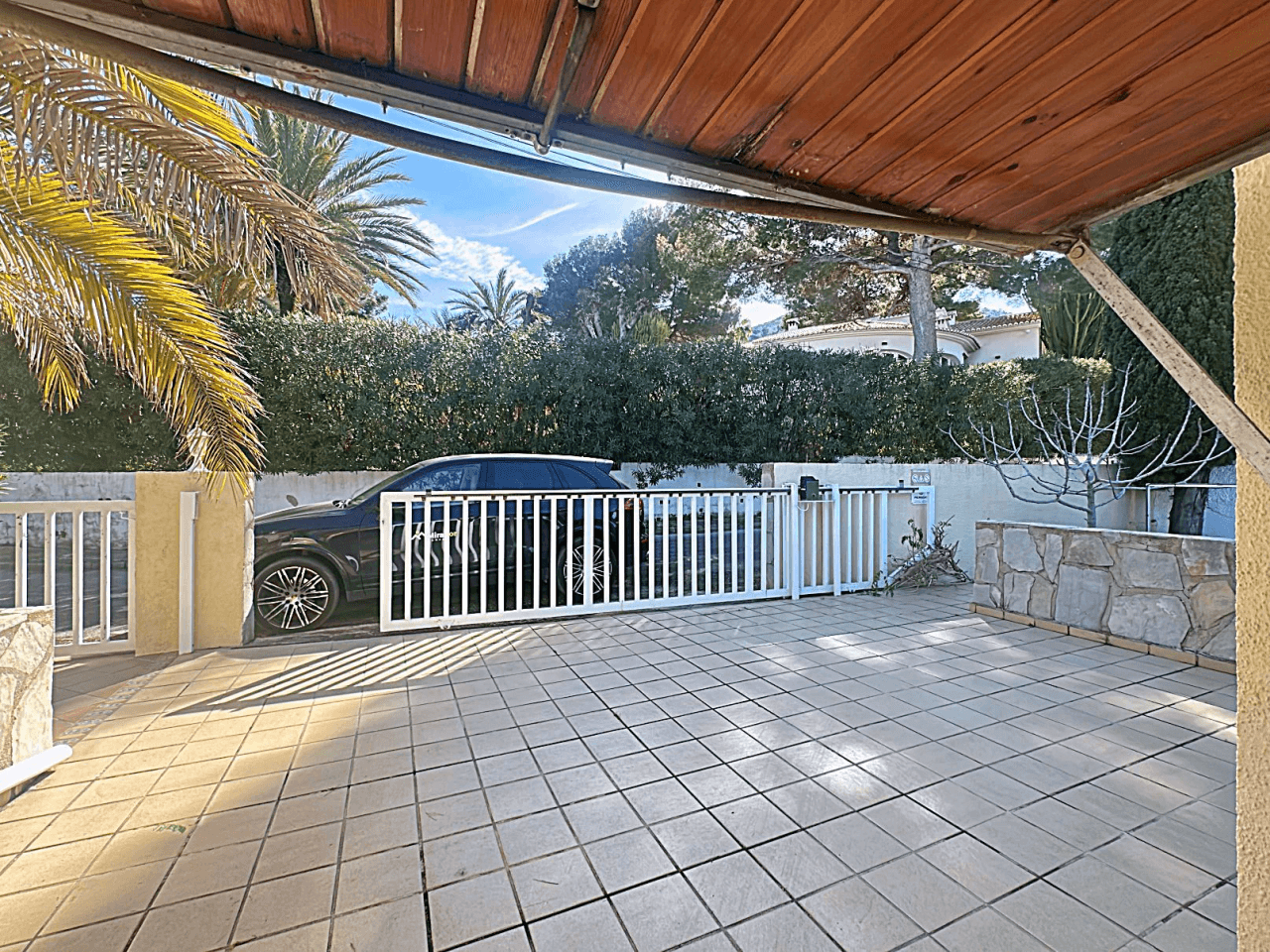 Preciosa villa independiente con vista panorámica, hermoso jardín y muchas posibilidades (alquiler o residencia permanente), absolutamente idílico.