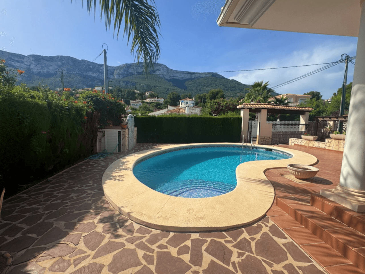 Chalet en venta en Denia, con preciosas vistas al mar y al montgó