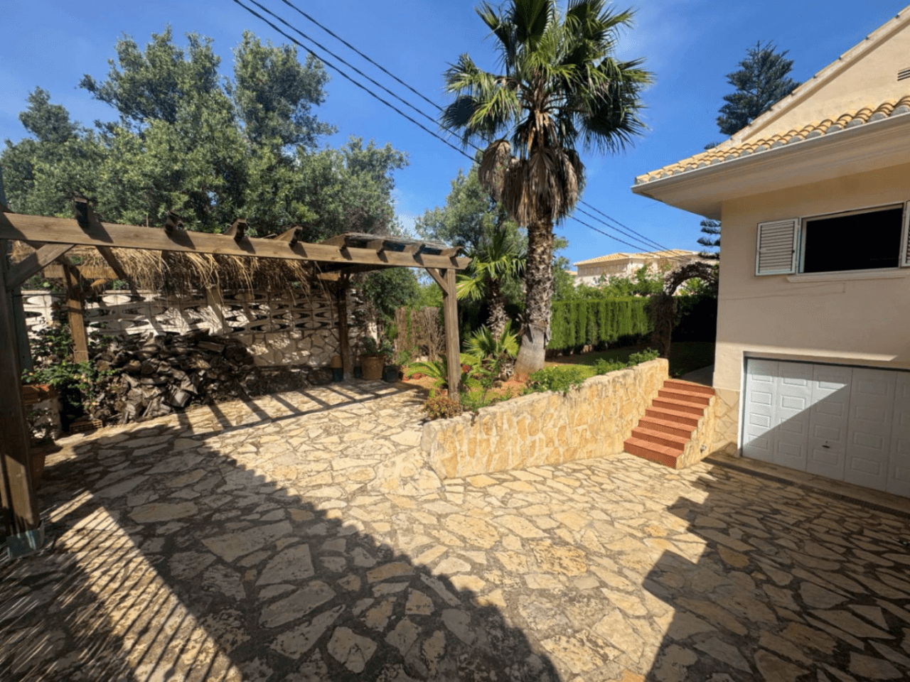 Chalet en venta en Denia, con preciosas vistas al mar y al montgó