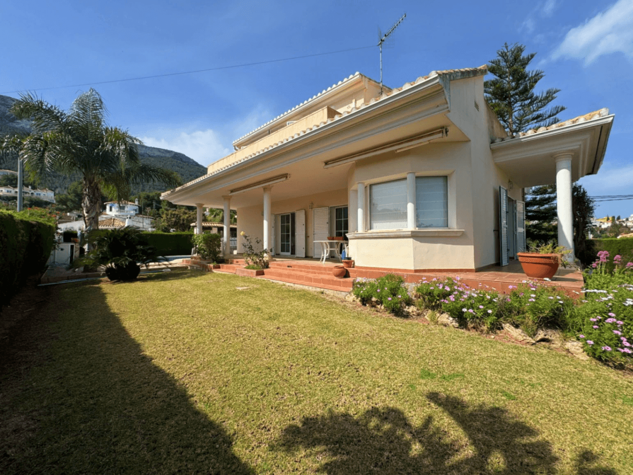 Chalet en venta en Denia, con preciosas vistas al mar y al montgó