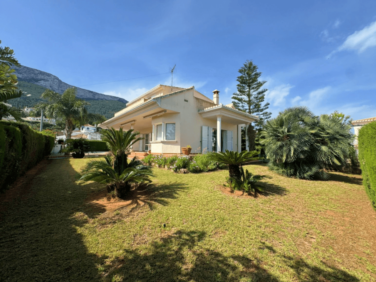 Chalet en venta en Denia, con preciosas vistas al mar y al montgó
