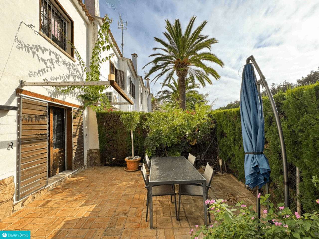 ADOSADO DUPLEX CON JARDÍN PRIVADO