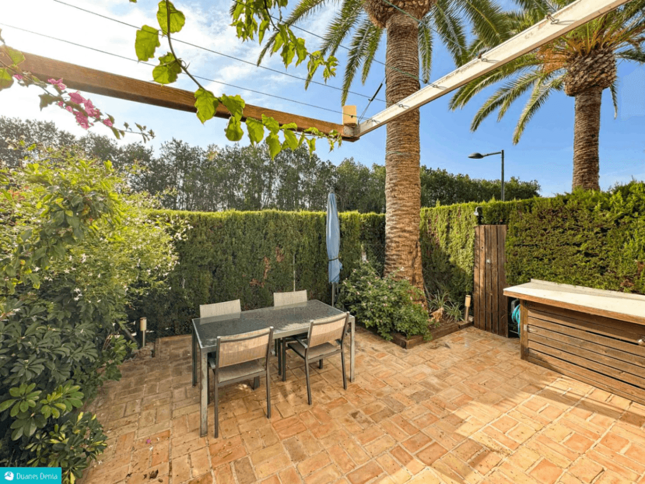 ADOSADO DUPLEX CON JARDÍN PRIVADO