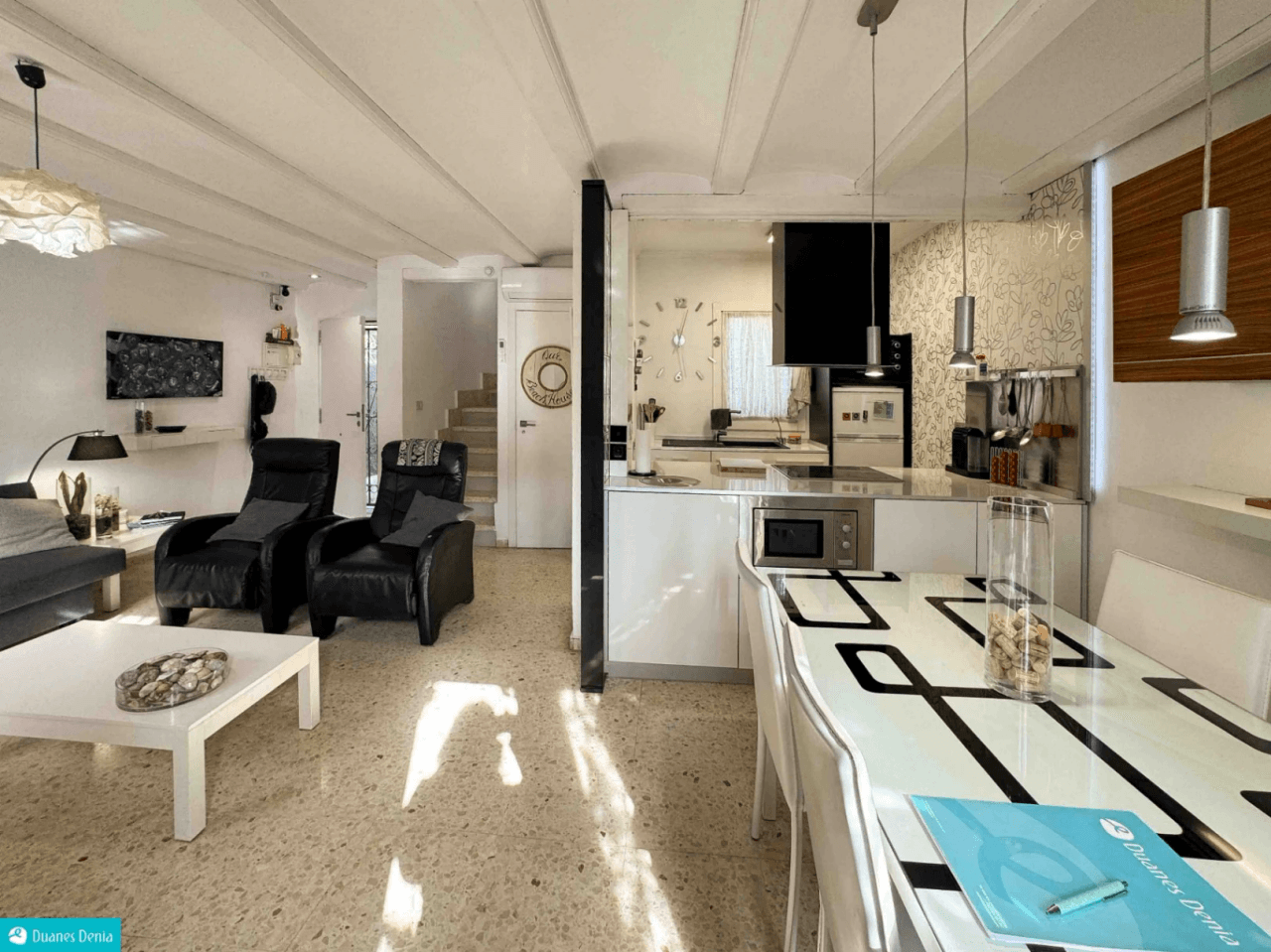 ADOSADO DUPLEX CON JARDÍN PRIVADO