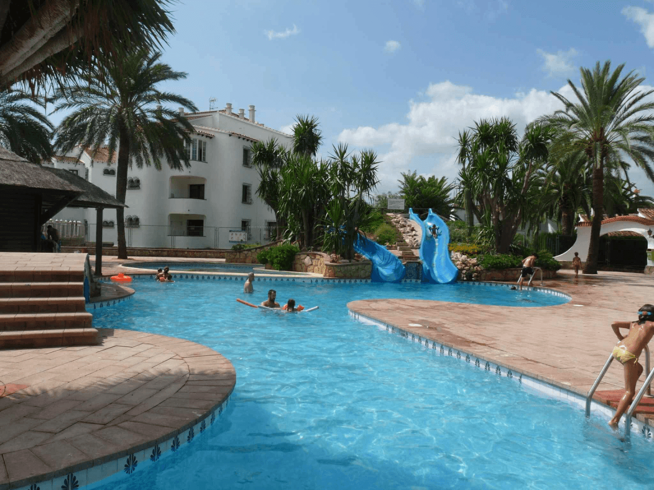 ADOSADO DUPLEX CON JARDÍN PRIVADO