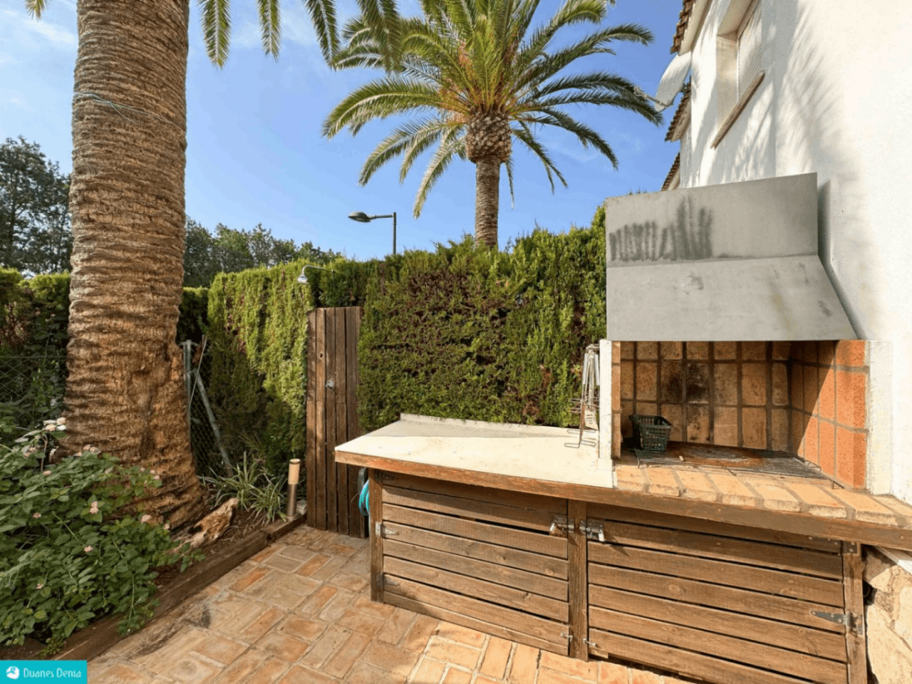 ADOSADO DUPLEX CON JARDÍN PRIVADO
