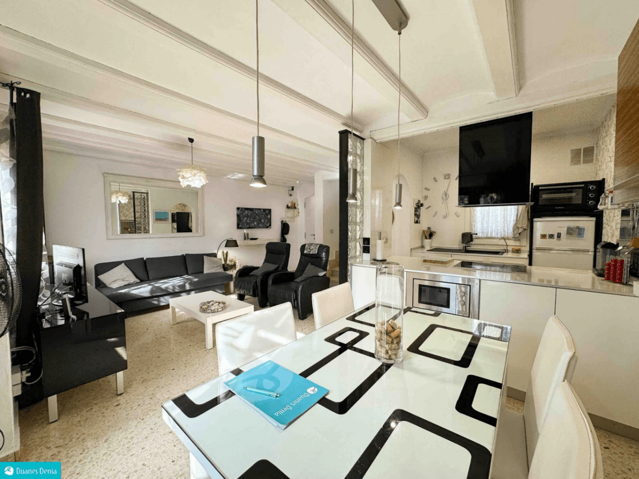 ADOSADO DUPLEX CON JARDÍN PRIVADO