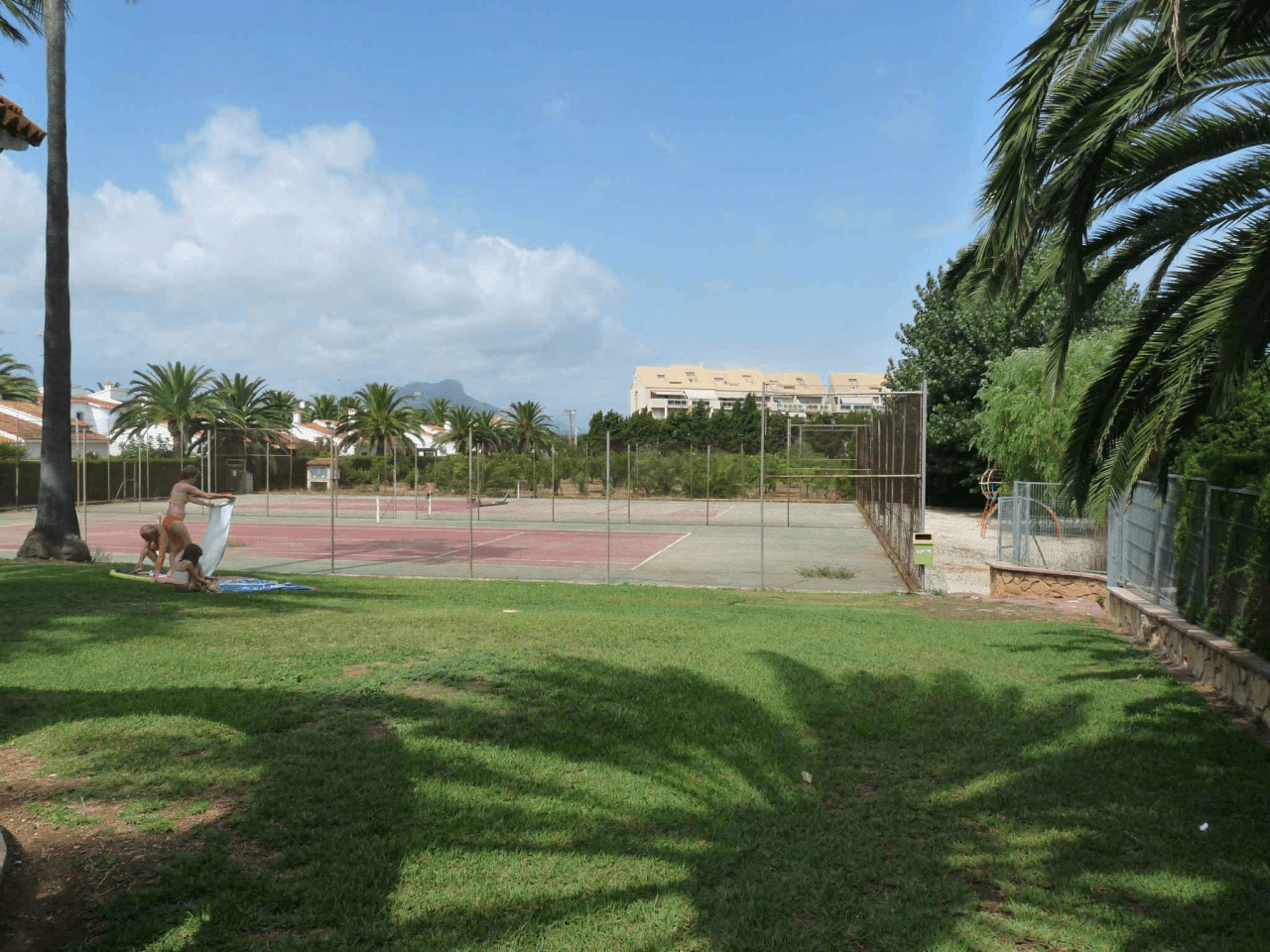 ADOSADO DUPLEX CON JARDÍN PRIVADO