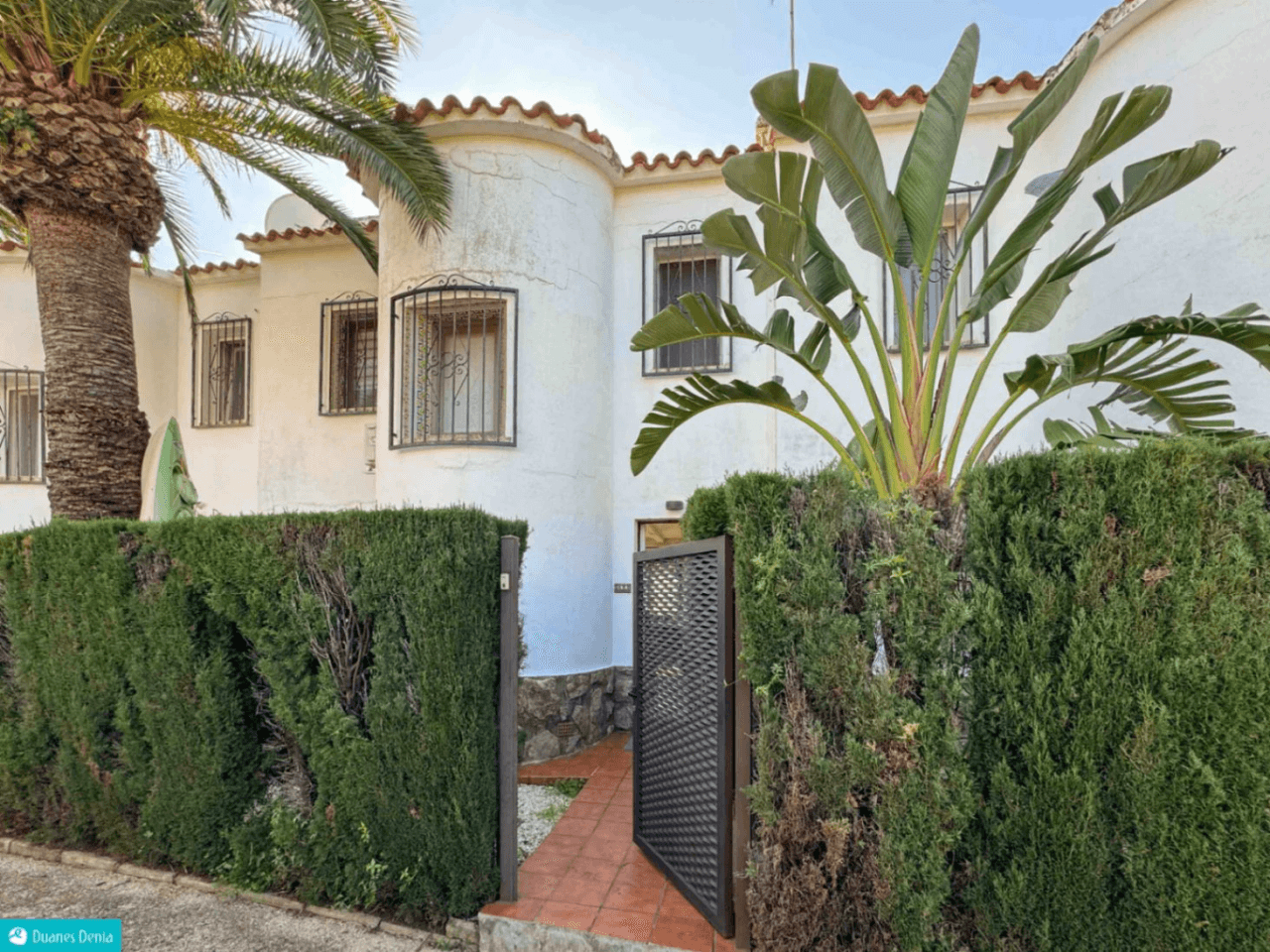 ADOSADO DUPLEX CON JARDÍN PRIVADO