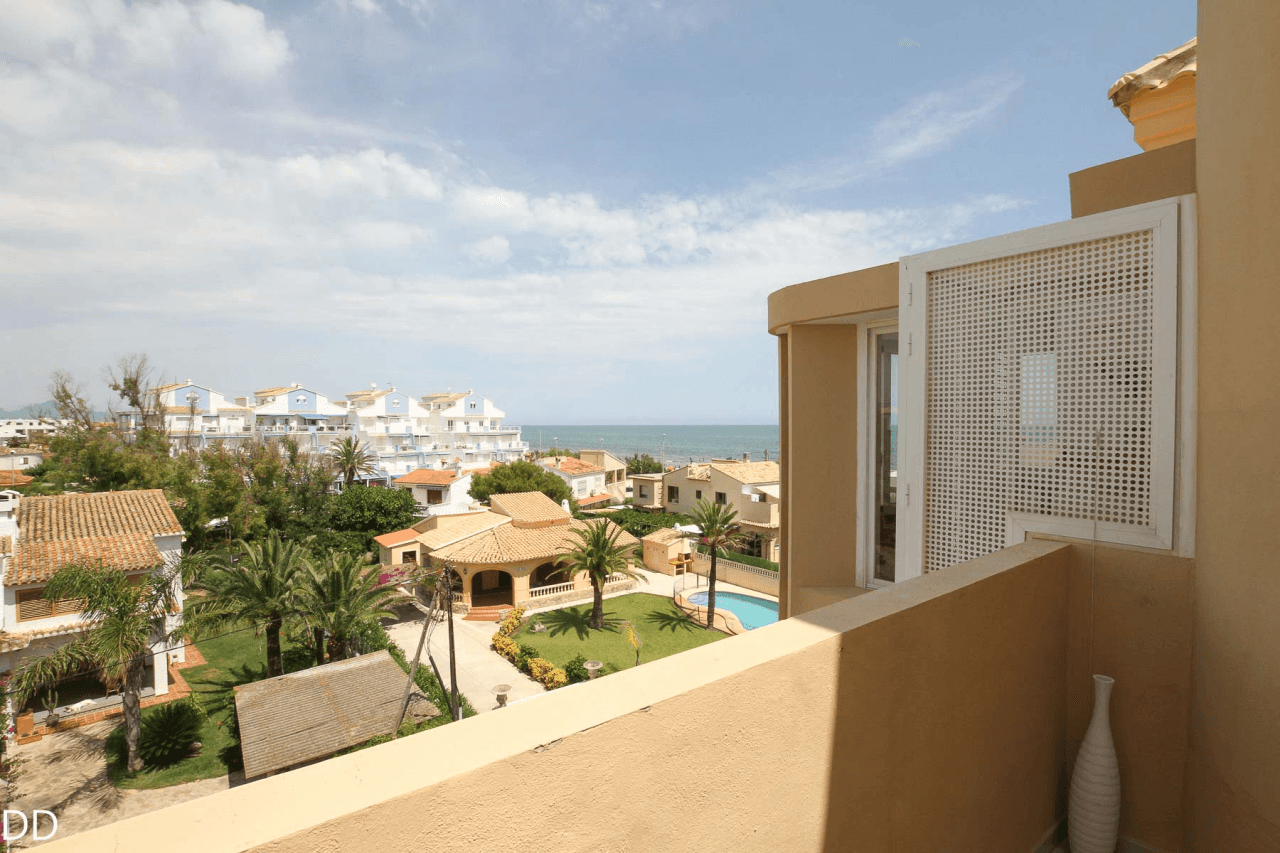 PENTHOUSE AVANT SPECTACULAIRE À LA MER