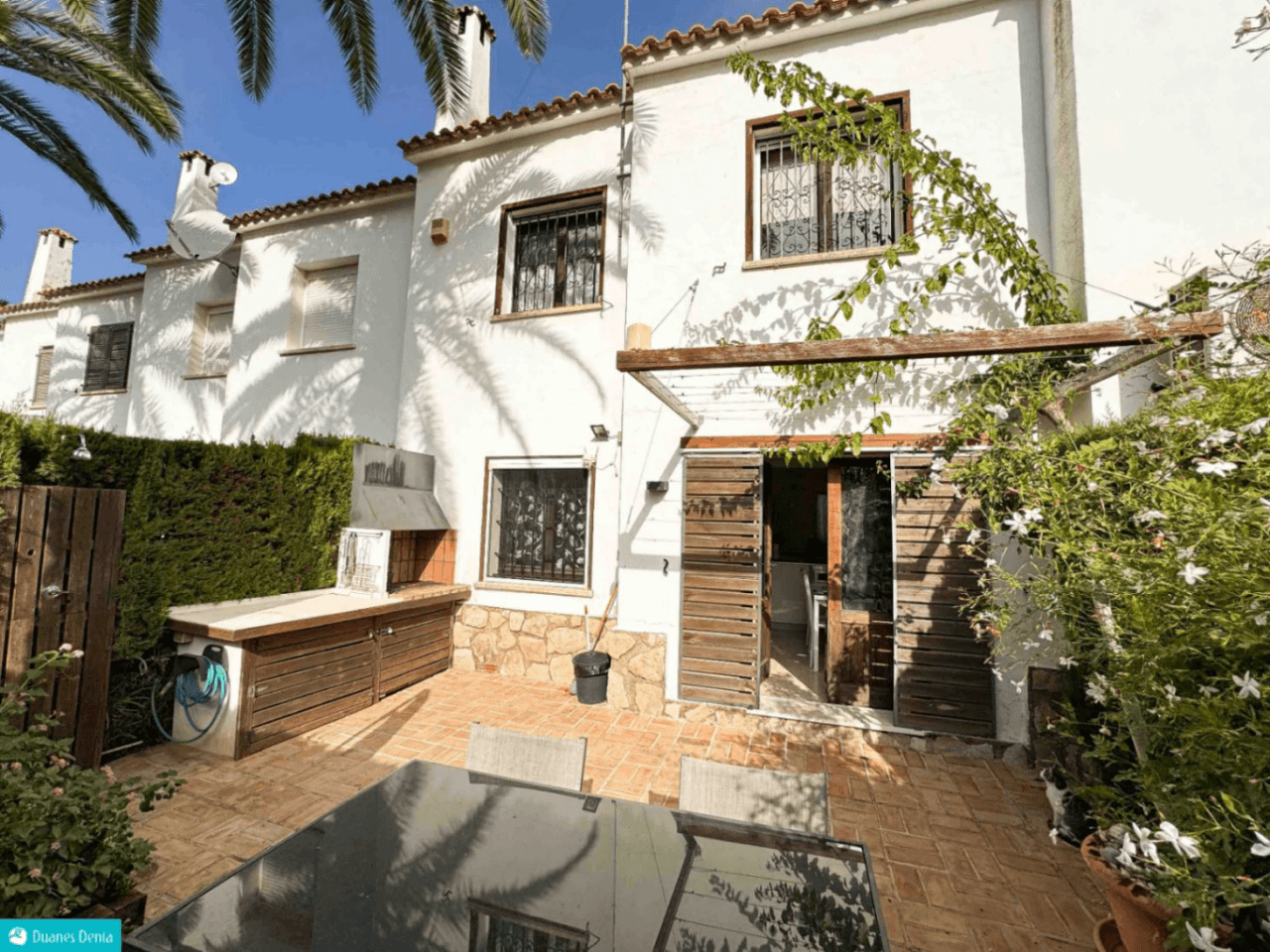 ADOSADO DUPLEX CON JARDÍN PRIVADO