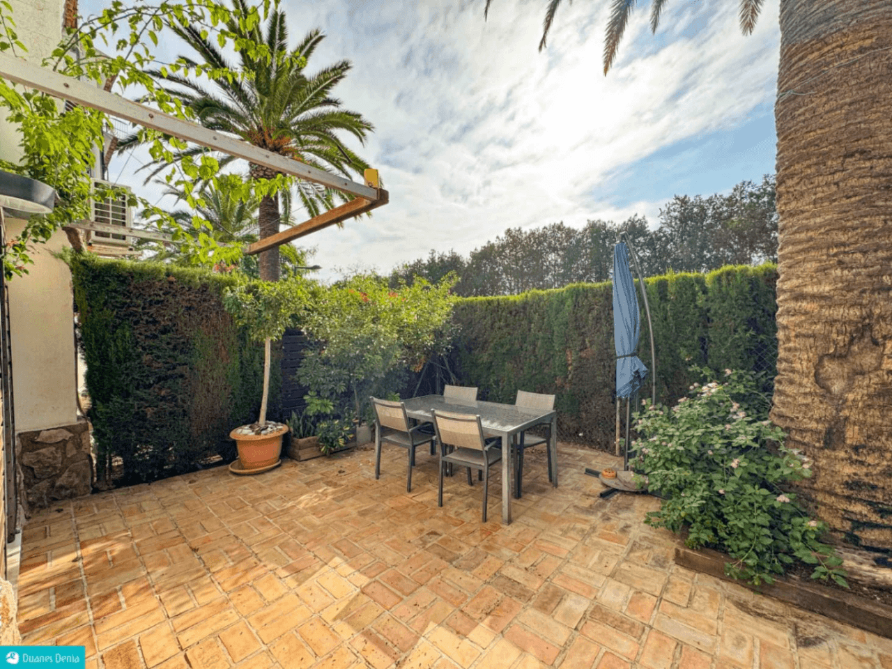 ADOSADO DUPLEX CON JARDÍN PRIVADO