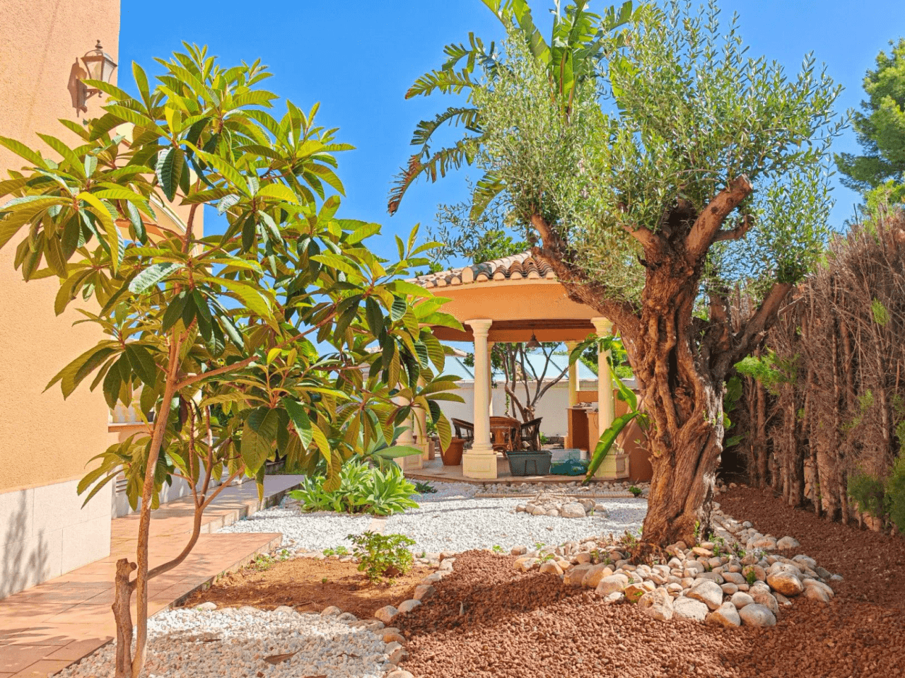Gran chalet/villa en venta  muy   amplia  con piscina privada  en Denia