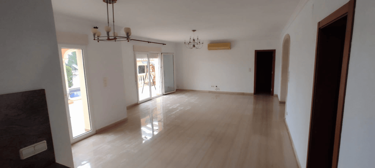 Gran chalet/villa en venta  muy   amplia  con piscina privada  en Denia