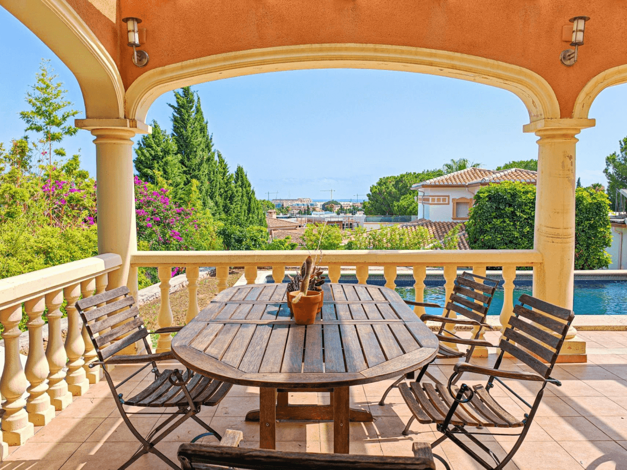 Gran chalet/villa en venta  muy   amplia  con piscina privada  en Denia