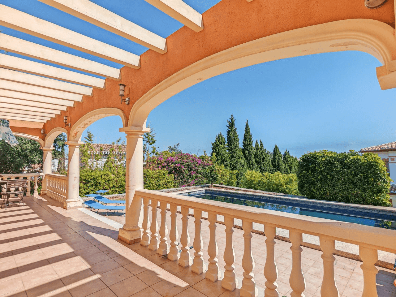 Gran chalet/villa en venta  muy   amplia  con piscina privada  en Denia