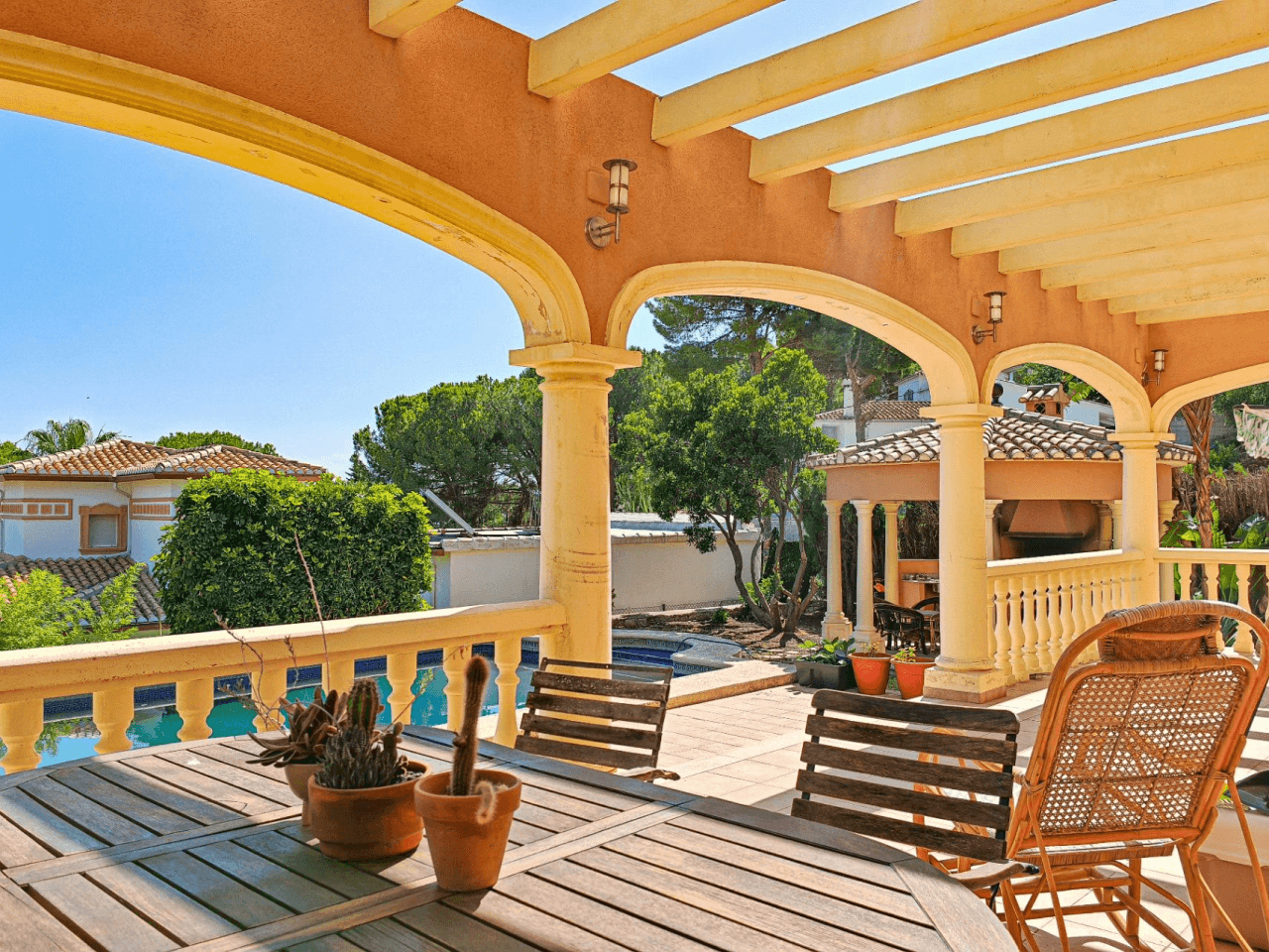 Gran chalet/villa en venta  muy   amplia  con piscina privada  en Denia