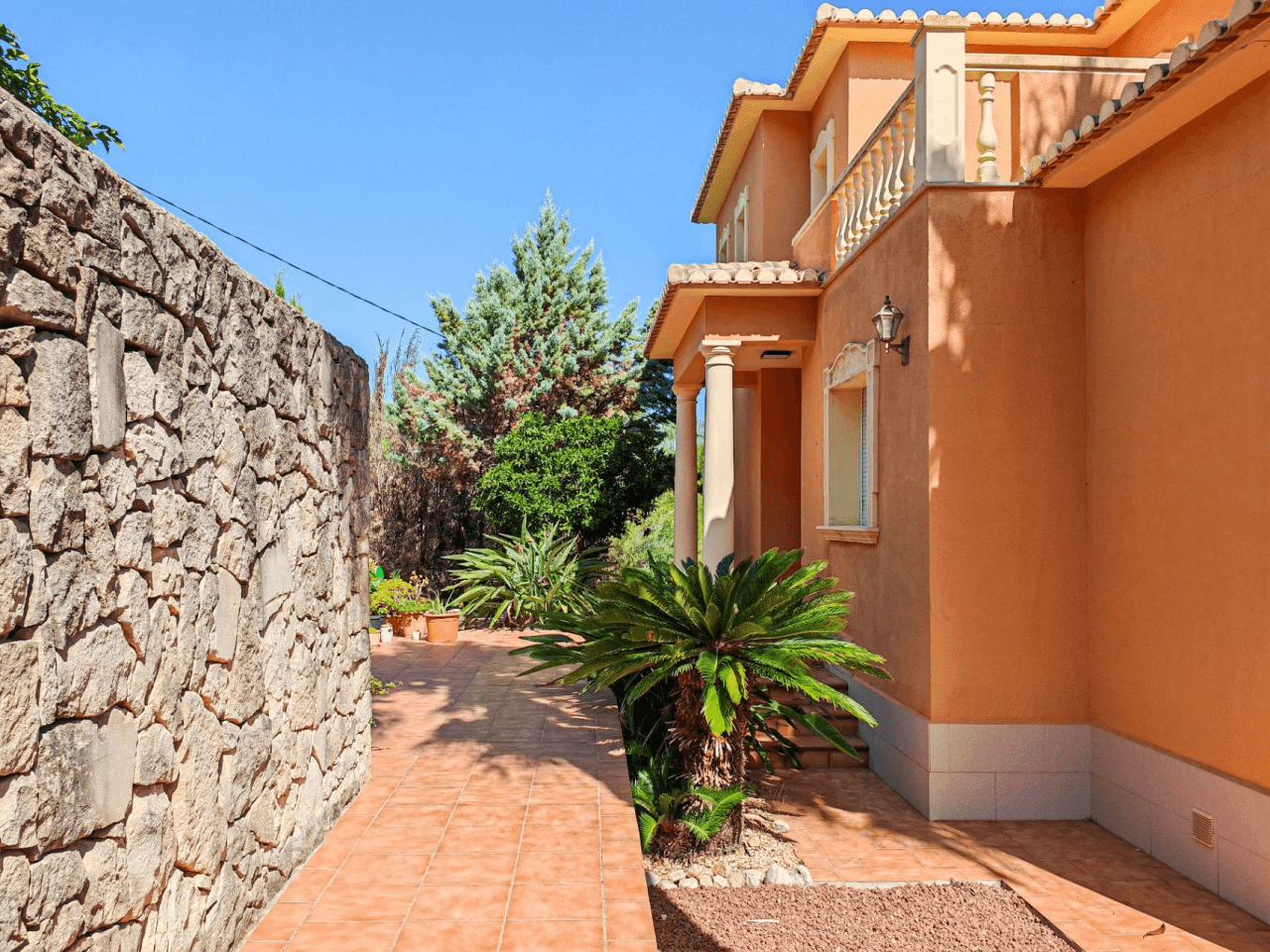 Gran chalet/villa en venta  muy   amplia  con piscina privada  en Denia
