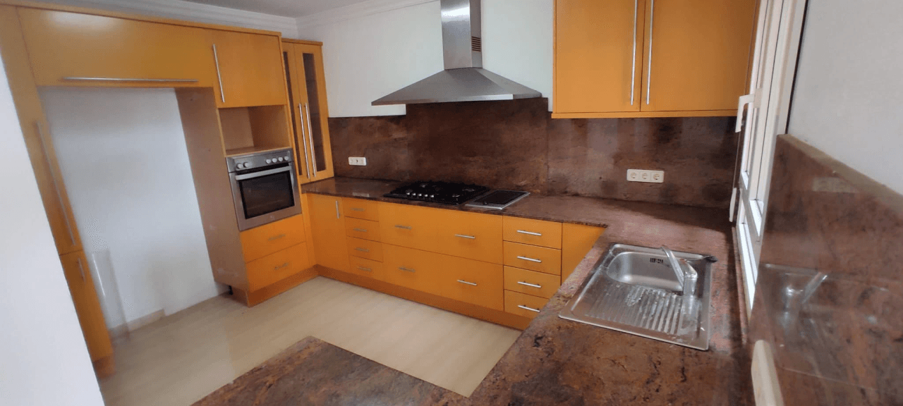 Gran chalet/villa en venta  muy   amplia  con piscina privada  en Denia