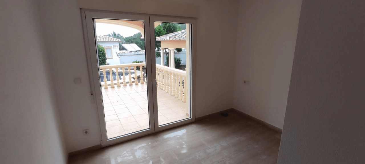 Gran chalet/villa en venta  muy   amplia  con piscina privada  en Denia