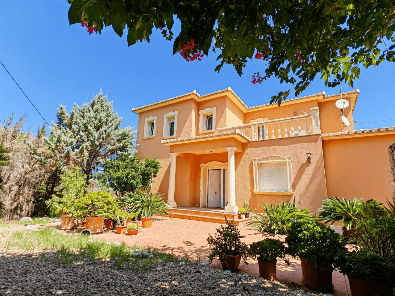 Gran chalet/villa en venta  muy   amplia  con piscina privada  en Denia
