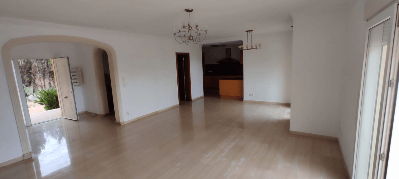 Gran chalet/villa en venta  muy   amplia  con piscina privada  en Denia