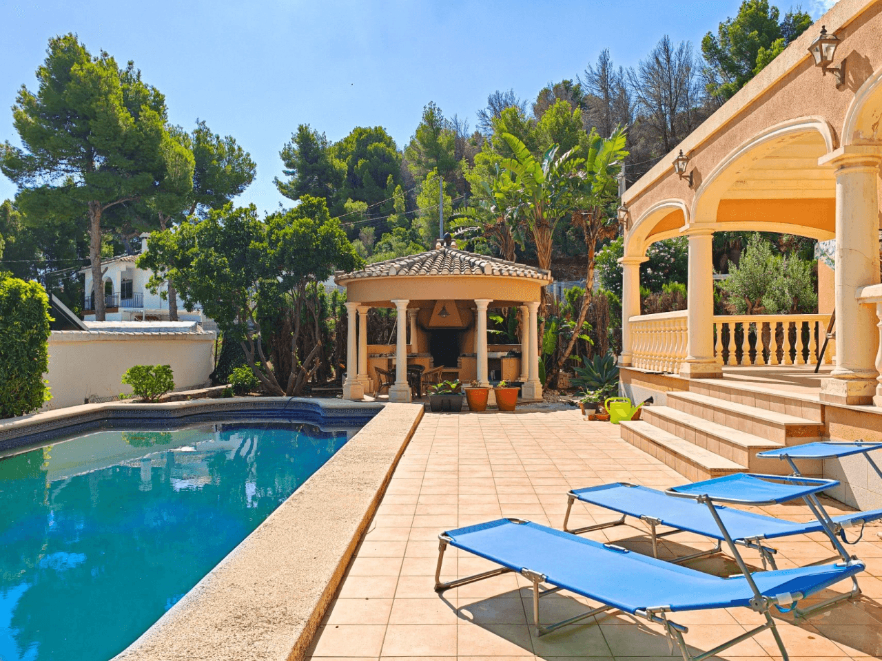 Gran chalet/villa en venta  muy   amplia  con piscina privada  en Denia