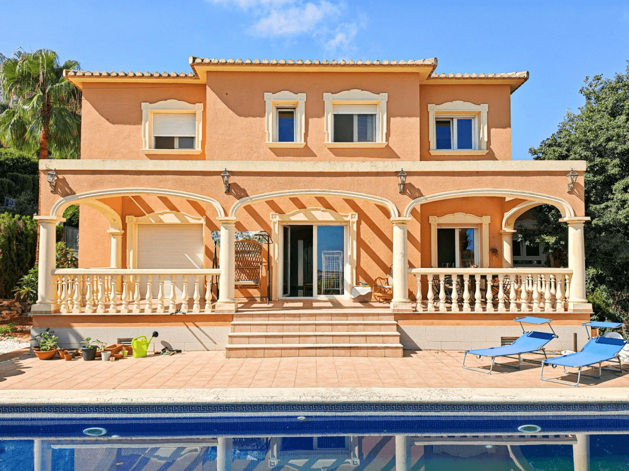 Gran chalet/villa en venta  muy   amplia  con piscina privada  en Denia