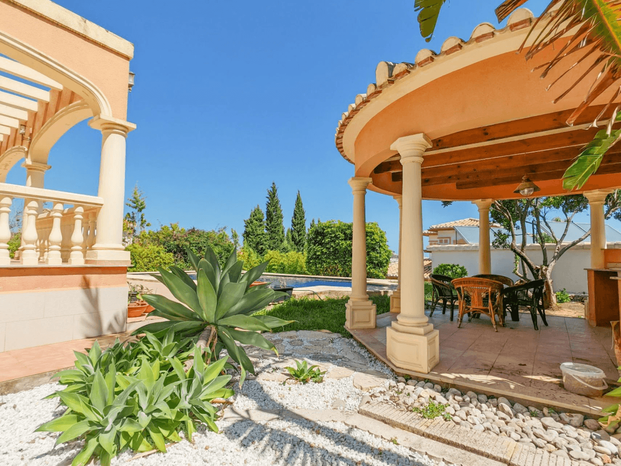 Gran chalet/villa en venta  muy   amplia  con piscina privada  en Denia