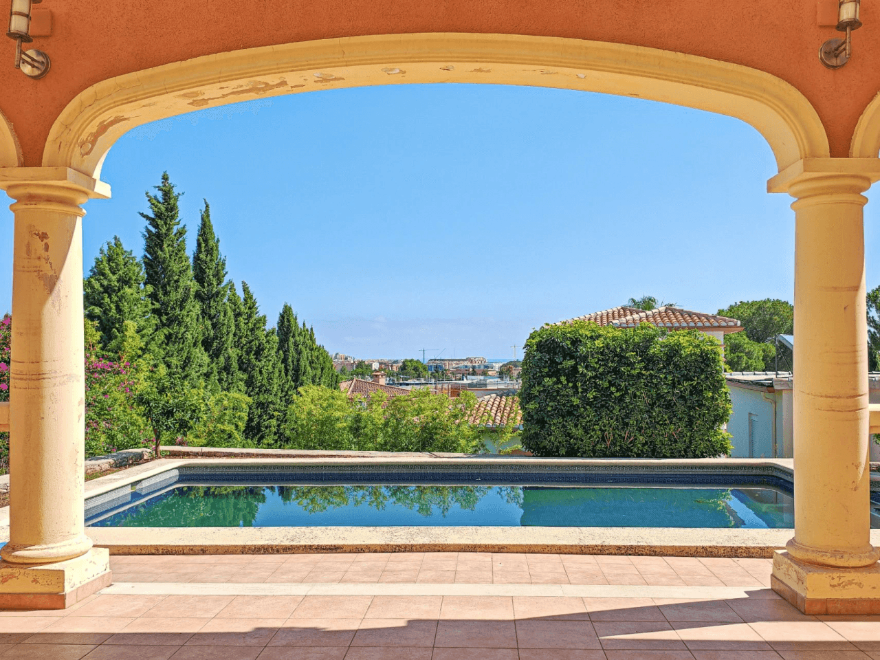 Gran chalet/villa en venta  muy   amplia  con piscina privada  en Denia