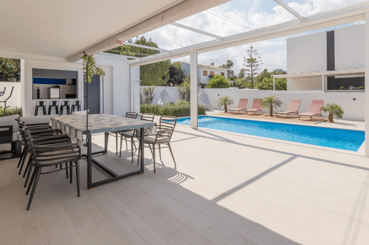 Villa moderna con vistas al mar y montaña en Denia