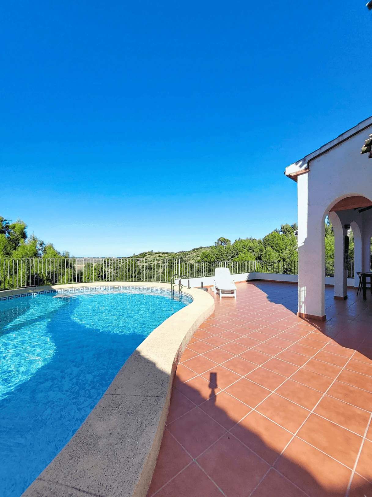 Villa con piscina y vistas abiertas en Monte Pego