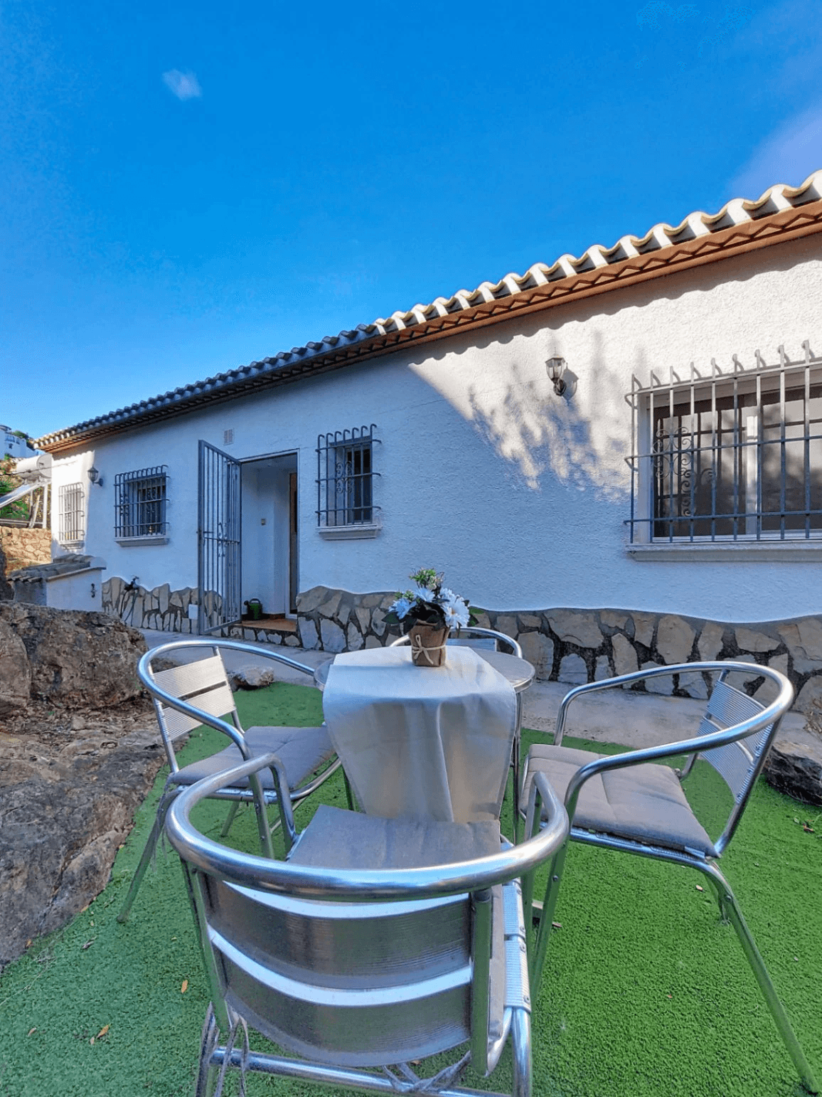 Villa con piscina y vistas abiertas en Monte Pego