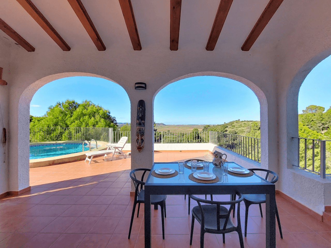 Villa con piscina y vistas abiertas en Monte Pego