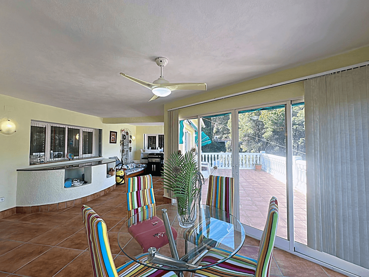 Preciosa villa independiente con vista panorámica, hermoso jardín y muchas posibilidades (alquiler o residencia permanente), absolutamente idílico.