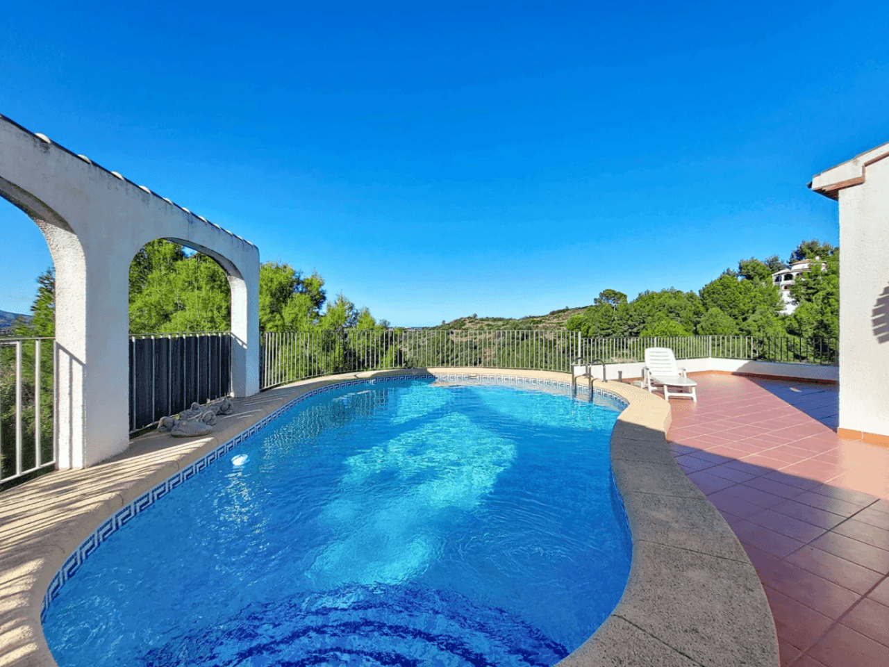 Villa con piscina y vistas abiertas en Monte Pego