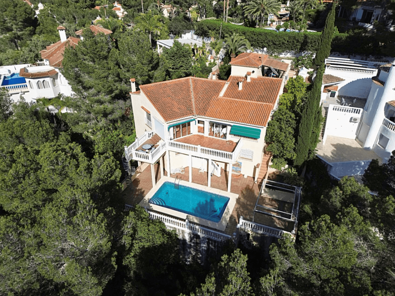 Preciosa villa independiente con vista panorámica, hermoso jardín y muchas posibilidades (alquiler o residencia permanente), absolutamente idílico.