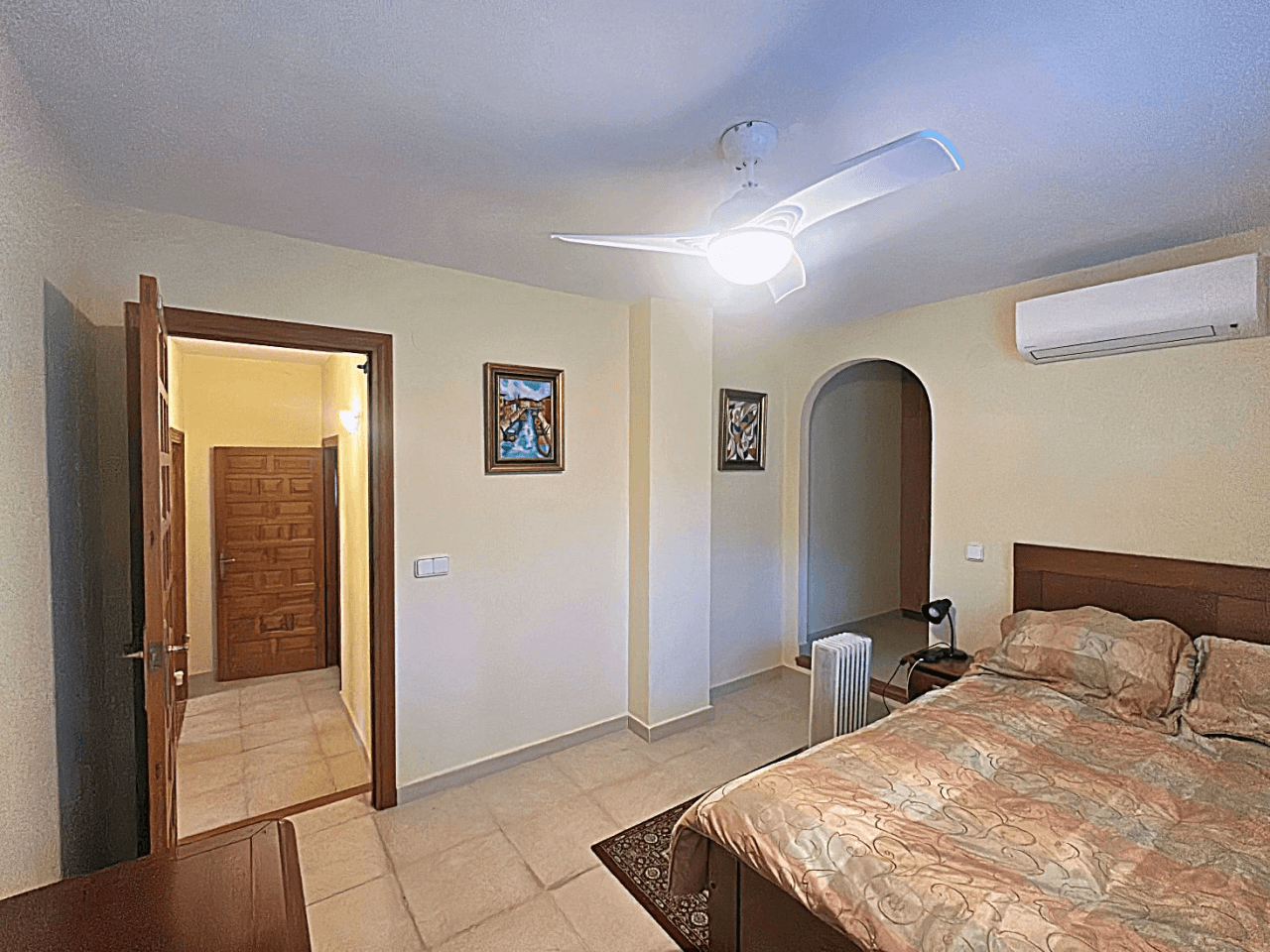 Preciosa villa independiente con vista panorámica, hermoso jardín y muchas posibilidades (alquiler o residencia permanente), absolutamente idílico.