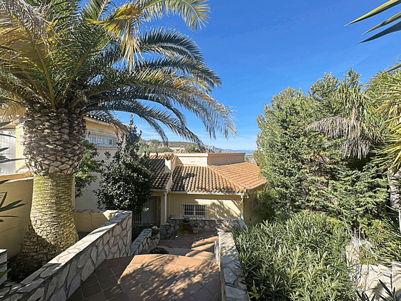 Preciosa villa independiente con vista panorámica, hermoso jardín y muchas posibilidades (alquiler o residencia permanente), absolutamente idílico.