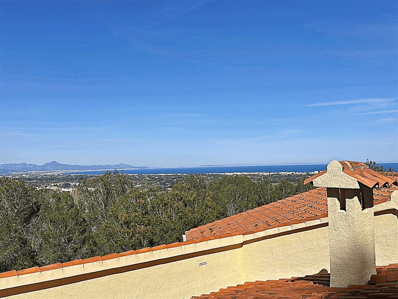 Preciosa villa independiente con vista panorámica, hermoso jardín y muchas posibilidades (alquiler o residencia permanente), absolutamente idílico.